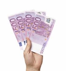 Der 500 euro schein wurde ja abgeschafft, existiert aber noch im umlauf aber soweit ich weiß wird der nicht mehr rausgegeben. 143 500 Euro Scheine Der Hand Fotos Kostenlose Und Royalty Free Stock Fotos Von Dreamstime