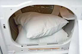 Cuci bantal dalam campuran cuka, soda cuci, dan detergen. Tips Merawat Bantal Smart Trik
