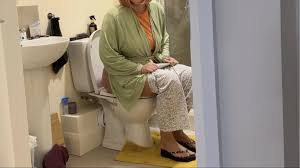 Застал мачеху писающей