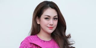 Dengan begitu, kamu terbilang cukup populer di lingkunganmu. Nangis Semalaman Dan Demam Tinggi Celine Evangelista Khawatir Anaknya Ketempelan Makhluk Halus Kapanlagi Com