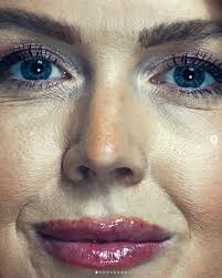 What's noticeable in Vanity Fair's photo of Trump's press secretary?