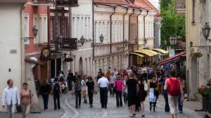 Vilnius per amžius buvo ir yra orus laisvų piliečių bendrabūvį telkiantis miestas, kuriame tobulai dera didinga istorija, įstabi gamta ir veržli kūryba. Shopping In Old Town Vilnius Lithuania