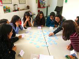 Se trata de juegos de mesa que por su contenido o dificultad están destinados a un público ya crecido. Talleres Para Adultos Jugar Es Crecer
