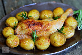 Preîncălzim cuptorul la 180 de grade celsius. Pulpe De Pui Cu Cartofi Noi Si Rozmarin Caietul Cu Retete