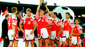 Danmark landslagströja em 2020 christian eriksen 10 hemma fotbollströjor kortärmad. Her Er Heltene Fra Em 1992 I Dag Tv2 Ostjylland
