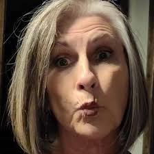 What to do with luggage while visiting Seattle after a cruise and are there  hotels with day rates available?