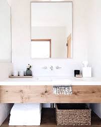 Modernes Schlichtes Badezimmer Mit Waschtisch Holz Regal Weiss Spiegel Monochrom Einger Badezimmerideen Badezimmer Innenausstattung Minimalistisches Badezimmer