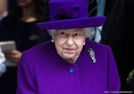 Door het op 6 februari 1952 plotselinge overlijden van koning george vi keerde prinses elizabeth die op staatsbezoek was in australië en kenia. Personeel Koningin Elizabeth Werkt In Ploegendienst Vorsten