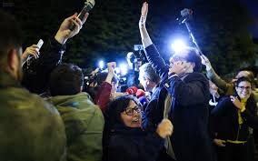 Rachel lambert, son épouse, a réagi sur notre antenne à ce long parcours juridique la vie nous a appris très douloureusement qu'il y a parfois des désillusions, des malheurs qui nous frappent à qu'il trouve sa liberté et qu'il soit respecté dans ses convictions et dans l'homme qu'il nous a montré et qu'il. Vincent Lambert Va Bien Et Doit Sortir De Cette Prison Selon Sa Mere Video Charente Libre Fr