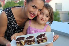 Einen kuchen mit herzen und einen kuchen mit kirschen und pfannkuchen mit beeren und. Donauwelle Sallys Classics Sallys Blog Rezepte Donauwelle Kochen Und Backen