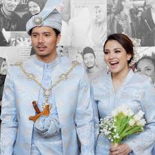 Neelofa yang merupakan teraju utama filem azura 2012 ini, turut mempersoalkan etika kewartawanan penulis berkenaan. Zayan Cantik Persalinan Tradisional Fattah Amin Fazura Facebook