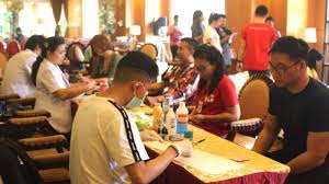 Donor darah adalah prosedur medis yang memungkinkan anda menyumbangkan darah kepada mereka yang membutuhkan. Peringati Hari Donor Darah Sedunia 2019 Tim Giat Donor Darah Pmi Sulut Bagikan Bunga Beritamanado Com Berita Terkini Manado Sulawesi Utara