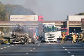 Bei einem unfall auf der autobahn 4 in hessen sind zwei menschen ums leben gekommen. Unfall Auf A2 Autobahn Bei Hannover Gesperrt