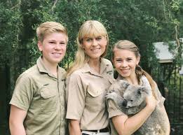 His life mission was to save animals and educate people about them. 11 Jahre Nach Seinem Tod Familie Von Steve Irwin Ist Zuruck Im Tv