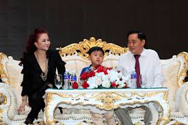 Bà là vợ của đại gia huỳnh uy dũng (còn có biệt danh là dũng lò vôi). NgÆ°á»i Giau CÅ©ng RÆ¡i NÆ°á»›c Máº¯t Vi Bi Ká»‹ch Con Cai