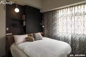 對華人來說 床頭最避諱上有粱 壓頭睡不吉利 又容易產生壓迫感 因此善用巧思 設置床頭櫃予以齊平修飾並讓床位往前推移 是常見的設計手法 而且床 頭主牆因為多了床頭櫃 不僅不需要額外添置床頭板 還增加展示作用 可以擺放小飾品 豐富主牆視覺效果 bedroom