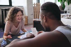 Lustige spiele nach hause nach zweit. Spiele Fur Paare Die Besten Ideen Fur Spass Zu Zweit Brigitte De