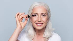 61 Year Old Janet Arrived At The Makeup Counter Wearing Full Makeup As She Gradually Became More Com Makeup For Older Women Older Women Hairstyles Older Women