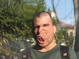 edificio espejo con abollon