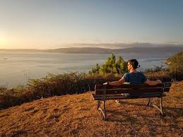 Sentado En Un Banco De Mi Galicia Natal Contemplando Uno De Sus Preciosos Atardeceres Recorde Una Conversacion Que Tuve Con Los Kic Outdoor Outdoor Decor Park