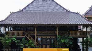 Di dalam rumah aceh biasanya terdapat lukisan asli aceh yang digunakan sebagai hiasan rumah kuno. Rumah Adat Limas Penjelasannya Arsitektur Ciri Gambar