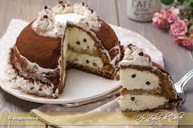 Completate con il resto delle panna con il mascarpone, poi coprite con la pellicola per alimenti e riponete lo zuccotto in frigorifero per farlo rassodare per almeno 6 ore. Zuccotto Tiramisu
