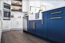 Whites and neutrals are a safe and popular choice for any classic kitchen design. Czcukl A3 8kxm