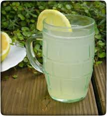 Heisse Zitrone Hilft Bei Erkaltungen Und Halsschmerzen Wiewowasistgut Com Rezept Heisse Zitrone Zitrone Alkohol Getranke Rezepte