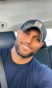 Jonas Kaufmann Not only has the most beautiful voice but He also looks so  good. ❤️❤️❤️