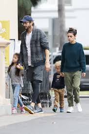 Ashton kutcher and mila kunis are stronger than ever! Mila Kunis Ashton Kutcher Enjoy Family Time While Shopping With Kids Hollywood Life