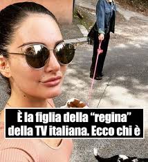 È la figlia della “regina” della TV italiana. Bellissima come la mamma, ma  fa un lavoro totalmente diverso. Ecco chi è: https://bit.ly/3xkutxl