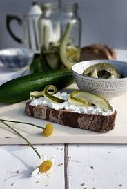 Eingelegte Salatgurken Honig Senf Gurken Rezepte Aus Dem Garten In 2020 Gurken Rezepte Gurke Salatgurke