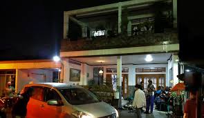 Isak tangis mengiringi prosesi pemakaman kapten setelah itu, prosesi pemakaman dilakukan dengan penghormatan terakhir dari pihak sriwijaya air. Sriwijaya Air Jatuh Kediaman Kapten Pilot Afwan Ramai Didatangi Kerabat