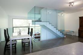 Cage D Escalier Avec Garde Corps En Verre Feuillete Trempe Avec Un Film Colore Vanceva Au Milieu Escalier Escalier En Verre Deco Interieur Salon