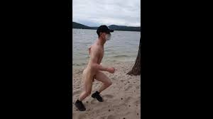 賭けを失い、ビーチで裸になり、勃起した