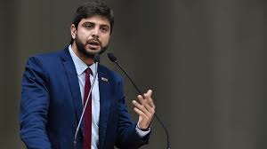 Deputado Felipe Camozzato expondo fatos e criticando o governo Lula e a impunidade.