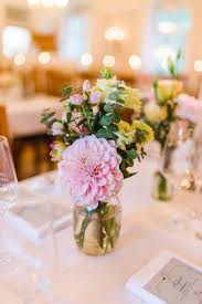 Tischdeko Bei Der Hochzeit Fur Eine Lange Tafel Mit Blumen Und Kerzen Foto Jung Und Wild Design Sitzordnung Hochzeit Tischdeko Hochzeit Hochzeitsdeko