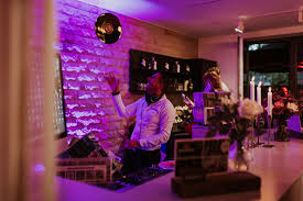 Wir als professioneller hochzeits & event dj dienstleister aus dj nrw. Dj Fur Hochzeit In Essen Hochzeits Dj In Essen Dj In Essen Mieten Fur Hochzeit Party Und Events Musiker Im Grossraum Essen Dj Hochzeit Essen Ihr Profi Hochzeits Dj Aus Essen Schonste Hochzeitslocations