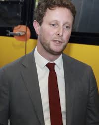 Il est secrétaire d'état chargé des affaires européennes dans le gouvernement castex depuis le 26 juillet 2020. Clement Beaune Revendique Son Homosexualite