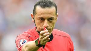 Daha önce akan saç boyasıyla haber olan tecrübeli hakemin saçını kazıtması dikkat çekti. Uefa Dan Cuneyt Cakir A Gorev