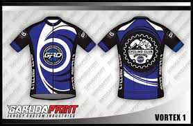 Kombinasi kainnya terletak pada bagian dada, punggung, pundak. Desain Baju Sepeda Gowes Printing Vortex Warna Biru Hitam Putih Bergelombang
