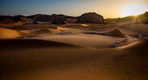 Die stadt liegt im osten des landes in einer hügeligen landschaft in mehr als 600 m höhe über dem meeresspiegel, etwa 60 km südlich des mittelmeers. Algerien Sahara Foto Bild Landschaft Wuste Fotos Bilder Auf Fotocommunity