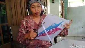 Pemotor kawasaki ninja tewas tersangkut benang layangan yang terluka di leher kemudian dibawa ke rsud dr moewardi, jebres, solo, untuk mendapat penanganan medis. Menengok Kampung Layang Layang Di Pasuruan