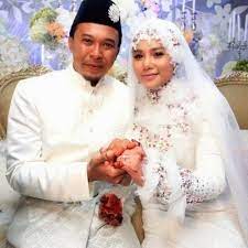 Sehingga hari ini, azmi masih berdegil untuk menunaikan tanggungjawab itu seperti yang diarahkan oleh mahkamah. Isteri Pertama Azmi Hatta Alsalaman