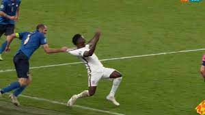 He flattered himself, she had a drunk mistake and she didn't actually find him that cute or was interested. Em 2021 Giorgio Chiellini Mit Foul An Bukayo Saka Netz Lacht