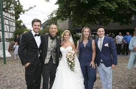 Jun 28, 2021 · jessica paszka heizt uns ein: Sandra Und Frank Stabler Mit Ringerkindern Bei Ihrer Hochzeit Vor Der Stephanuskirche In Echterdingen Stuttgarter Zeitung