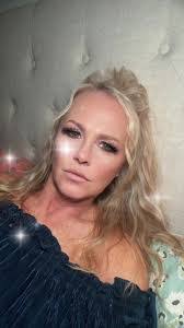 Kelly Bothwell's Instagram, Twitter & Facebook