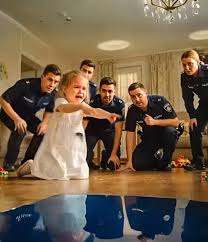 A girl called the police and said her father was under the floor: when the officers started removing the floorboards, they found something terrible 😱😱 A strange and alarming call came into