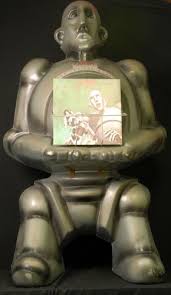 That fateful day, october 28, 1977 was the day of a robot who escaped frank kelly freas house as a seek of revenge. Queen News Of The World Robot Uk Promo Memorabilia 460851 Robot Display