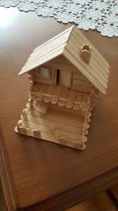 3 full popsicle sticks, 4 half popsicle sticks, lined up horizontally and spaced accordingly for door and window (see photo) and attached to each other with 3 popsicle sticks. Waterput Van Ijsstokjes Inclusief Een Uitgebreide Foto Werkbeschrijving Craftidea Org Popsicle Stick Houses Popsicle Crafts Craft Stick Crafts